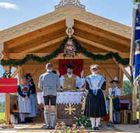 fileadmin/roha/images_galerie/orte_landschaft/Ainring/Trachtenfest/BR-FEST-FELDK-TRACH-2019-08-18-1033-01-D-roha-Brauchtum-Fest-Feldkirchen-Trachtenverein-Ainring-Altar.png