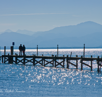 fileadmin/roha/images_galerie/orte_landschaft/Chiemsee/CHIE-STEG-0010-D-roha-Chiemsee-Steg-Malerwinkel-Wanderer-Stimmung-Gegenlicht.png