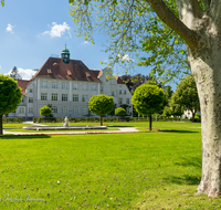 fileadmin/roha/images_galerie/orte_landschaft/Freilassing/FREIL-ALT-SCHU-0005-0-03-D-roha-Freilassing-Schule-Georg-Wrede-Platz-Brunnen-Figur-Marmor.png