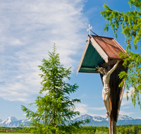 fileadmin/roha/images_galerie/kirche_religion/Oberndorf-Oesterreich/KKKM-OBERND-MAR-BUEH-0001-D-roha-Wegkreuz-Oberndorf-Maria-Buehel-Watzmann-Hochstaufen.png