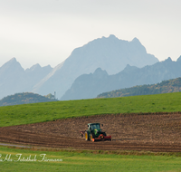 fileadmin/roha/images_galerie/Landwirtschaft/LANDW-MASCH-FEL-0001-D-roha-Landwirtschaft-Feld-Traktor-Sillersdorf-Watzmann-Lattengebirge.png