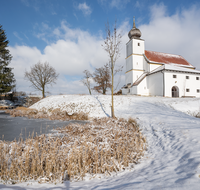 fileadmin/roha/images_galerie/orte_landschaft/Saaldorf/SAAL-STEINBR-WI-0028-D-roha-Saaldorf-Steinbruenning-Kirche-Winter.png