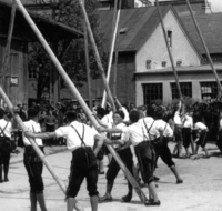 fileadmin/roha/Gautrachtenfest/Bilderglalerie/Teisendorf-Maibaum-Aufstellen-Poststrasse-04.png