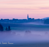 fileadmin/roha/images_galerie/stimmung-Sonne/AINR-STRASS-STIM-0001-D-roha-Ainring-Strass-Stimmung-Sonnenaufgang-Nebel.png