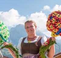 fileadmin/roha/images_galerie/brauchtum/Almabtrieb/Almabtrieb-Wasserfallalm/BR-ALMAB-BGD-OB-SLUZ-00150-D-roha-Almabtrieb-Berchtesgaden-Wasserfallalm-Obersulzberglehen-Fuikl-Sennerin.png