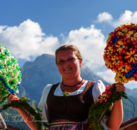 fileadmin/roha/images_galerie/brauchtum/Almabtrieb/Almabtrieb-Wasserfallalm/BR-ALMAB-BGD-OB-SLUZ-00150-D-roha-Almabtrieb-Berchtesgaden-Wasserfallalm-Obersulzberglehen-Fuikl-Sennerin.png