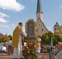 fileadmin/roha/images_galerie/orte_landschaft/Altoetting/BR-TRACH-ALTOET-0054-D-roha-Brauchtum-Tracht-Wallfahrt-Altoetting-Kapellplatz-Schwarze-Madonna.png