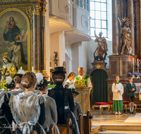 fileadmin/roha/images_galerie/brauchtum/Tracht/Trachtenverein_Teisendorf/BR-TRACH-TEI-VER-20231008-1010-D-roha-Brauchtum-Tracht-Teisendorf-Kirche.png