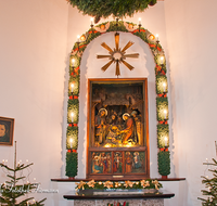 fileadmin/roha/images_galerie/orte_landschaft/Oberndorf_-_Oesterreich/OBERND-STILL-OESTERR-0007-4-D-roha-Oberndorf-Oesterreich-Stille-Nacht-Kapelle-Altar-Weihnachten.png