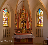 fileadmin/roha/images_galerie/kirche_religion/Siegsdorf/SIE-ST-JOH-0005-D-roha-Siegsdorf-St-Johann-Kirche-Altar.png