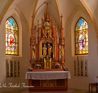 fileadmin/roha/images_galerie/kirche_religion/Siegsdorf/SIE-ST-JOH-0005-D-roha-Siegsdorf-St-Johann-Kirche-Altar.png