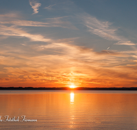 fileadmin/roha/images_galerie/stimmung-Sonne/Sonnenuntergang/SON-UN-CHIEM-0041-D-roha-Sonne-Sonnenuntergang-Chiemsee-Chieming-Wasser.png