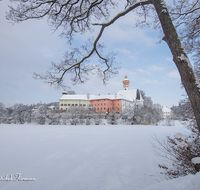 fileadmin/roha/images_galerie/orte_landschaft/Anger/Hoeglwoerth/AN-HOE-WIN-0038-4-D-roha-Anger-Hoeglwoerth-Kloster-See-Winter.png