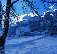 fileadmin/roha/images_galerie/orte_landschaft/Anger/Aufham/AUF-WI-0001-1-D-roha-Aufham-Anger-Winter-Schnee-Kirche-Hochstaufen.png