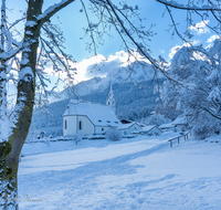 fileadmin/roha/images_galerie/orte_landschaft/Anger/Aufham/AUF-WI-0001-1-D-roha-Aufham-Anger-Winter-Schnee-Kirche-Hochstaufen.png