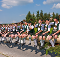 fileadmin/roha/images_galerie/brauchtum/Maibaum/Teisendorf/BR-MAIB-TEI-0024-1-D-roha-Brauchtum-Maibaum-Teisendorf-Tracht-Anger.png