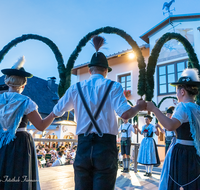 fileadmin/roha/images_galerie/brauchtum/Tracht/Trachtenverein_Anger/BR-TRACH-ANG-20190908-2055-01-D-roha-Brauchtum-Tracht-Anger-Hoeglwoerth-Kronentanz.png