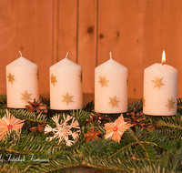 fileadmin/roha/images_galerie/brauchtum/Weihnachten/BR-WEIH-KERZE-0022-1-D-roha-Brauchtum-Weihnachten-Eins-Kerzen-Advent-Flamme.png