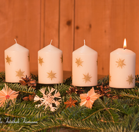 fileadmin/roha/images_galerie/brauchtum/Weihnachten/BR-WEIH-KERZE-0022-1-D-roha-Brauchtum-Weihnachten-Eins-Kerzen-Advent-Flamme.png