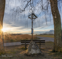 fileadmin/roha/images_galerie/kirche_religion/Saaldorf/KKKM-SAAL-ABTS-0001-0-05-D-roha-Wegkreuz-Abtsdorf-Saaldorf-Sonnenaufgang.png