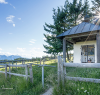 fileadmin/roha/Interessantes-in-Kurzform/ab-4-2021/KKKM-TEIS-STOISS-0039-D-roha-Kapelle-Stoisser-Alm-Maria-Teisenberg-Sonne.png