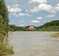 fileadmin/roha/images_galerie/orte_landschaft/Laufen/LAUF-SALZA-STIF-0002-D-roha-Laufen-Salzach-Dammweg-Stiftskirche.png