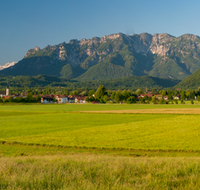 fileadmin/roha/images_galerie/orte_landschaft/Piding/PID-PAN-0001-P-D-roha-Piding-Panorama-Untersberg-Lattengebirge.png