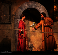 fileadmin/roha/images_galerie/orte_landschaft/Salzburg/Advents-Christkindlm/SA-KU-ADVENTS-2015-1856-03-D-roha-Salzburg-Weihnachten-Adventsingen-Buehne-Festspielhaus.png