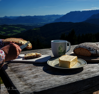 fileadmin/roha/images_galerie/orte_landschaft/Stoisser-Alm/Stoisser-Alm-kulinarisch/TEI-STO-GAS-0100-0600-D-roha-Stoisser-Alm-Butterbrot.png