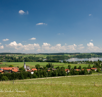 fileadmin/roha/images_galerie/orte_landschaft/Waging/WAG-GAD-0002-D-roha-Waging-See-Gaden-Kirche-Wiese-Panorama.png