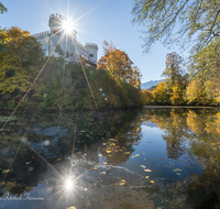 fileadmin/roha/images_galerie/stimmung-Sonne/BAD-REI-MARZ-0009-02-D-roha-Bad-Reichenhall-Schloss-Marzoll-Weiher-Herbst.png